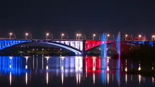 В Красноярске включат речные фонтаны с подсветкой в честь Дня России