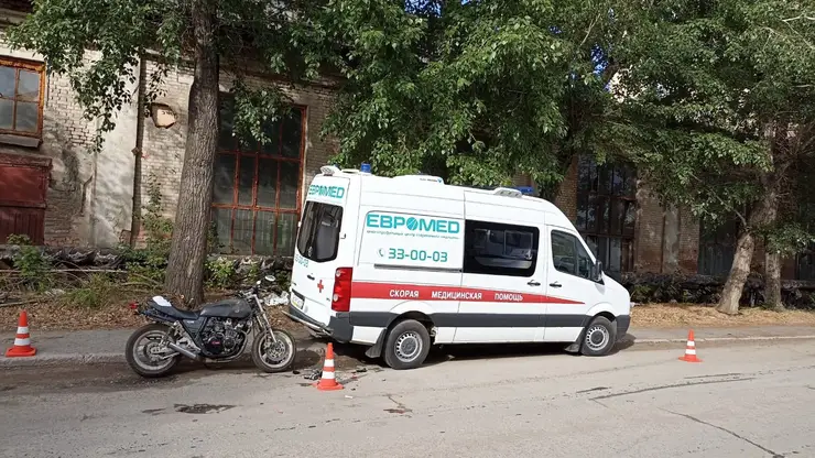 В Омске мотоциклист без прав врезался в машину скорой помощи
