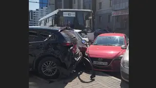 В Красноярске автобус № 83 протаранил три автомобиля на парковке