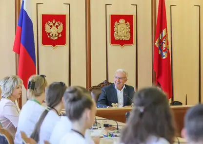 Губернатор Красноярского края встретился со школьниками из ДНР