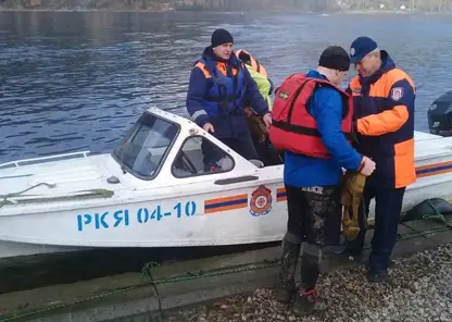 Красноярские спасатели эвакуировали троих человек на Красноярском водохранилище