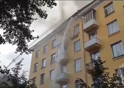 Крупный пожар площадью 600 квадратов потушили в пятиэтажке Новосибирска