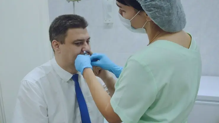 В Красноярском крае главы минздрава и Роспотребнадзора вакцинировались от коронавируса через нос