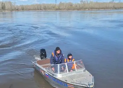 Спасатели продолжают поиски мужчины, который пропал после столкновения лодки с баржей на Енисее в Красноярске