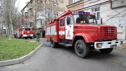 В Новосибирске у здания института ФСБ загорелся автомобиль