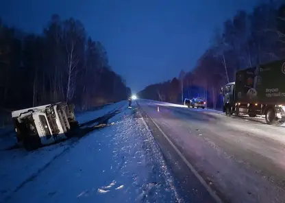 Под Новосибирском «Мерседес» врезался в грузовик. Четыре человека пострадали