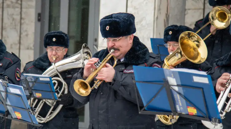 В преддверии 8 Марта полицейские в Красноярске организовали праздничный концерт и дарили тюльпаны