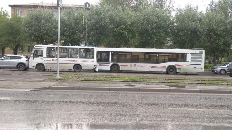 Два автобуса и иномарка столкнулись на Красрабе в Красноярске 