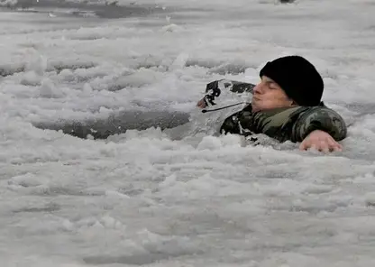 Мужчина провалился под лед на реке Ангара в Красноярском крае