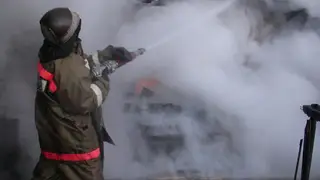 Более 20 пожарных ликвидировали возгорание в ЖК в Кемерово 
