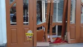 В центре Иркутска иномарка протаранила двери ювелирного магазина