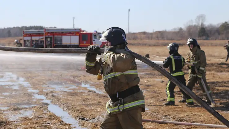 4 человек спасли пожарные из горящей квартиры в Енисейске