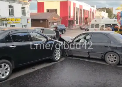 6 человек пострадали в результате столкновения трех машин в Кемеровской области