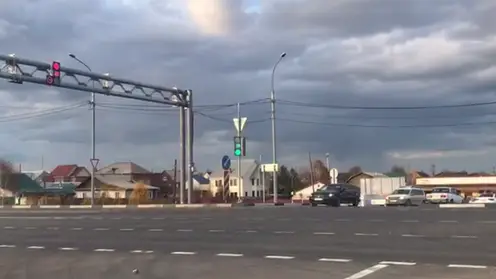Новый светофор заработал на опасном участке при выезде из Емельяново