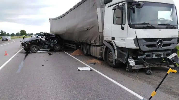 Женщина-водитель погибла после столкновения с грузовиком на трассе в Канском районе