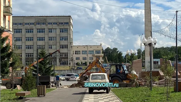Рабочие приступили к ремонту провала у ДК 1 Мая в Красноярске