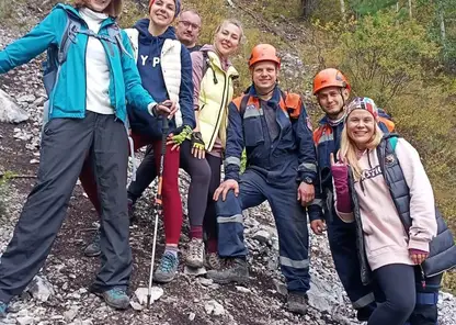 В Красноярском крае 10 человек не смогли спуститься со скалы