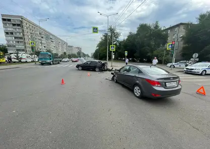 В Красноярске на ул. Павлова произошло ДТП с тремя автомобилями