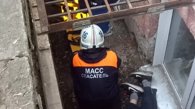 Житель Новосибирска упал в подвал около жилого дома