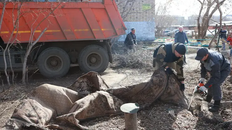 В Красноярске во время субботника собрали около 992 КамАЗов мусора