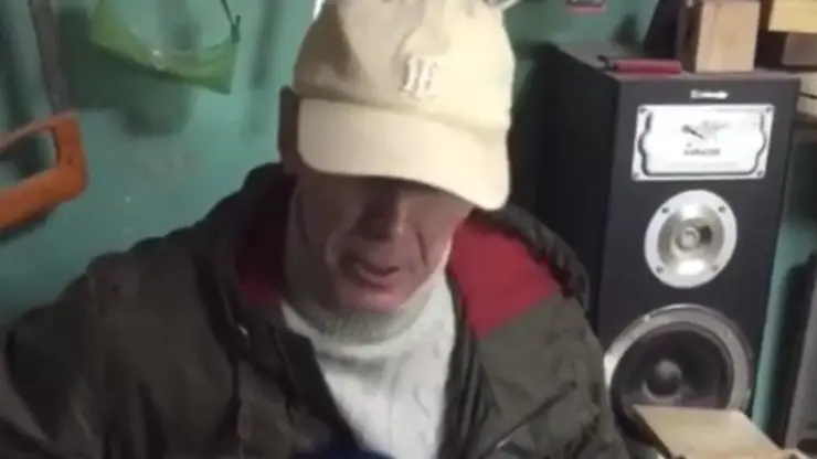 Слепой дедушка из Новосибирска стал звездой тиктока, играя Металлику и Нирвану в гаражах