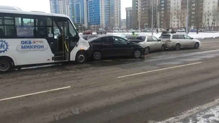 В Красноярске автобус врезался в четыре легковушки