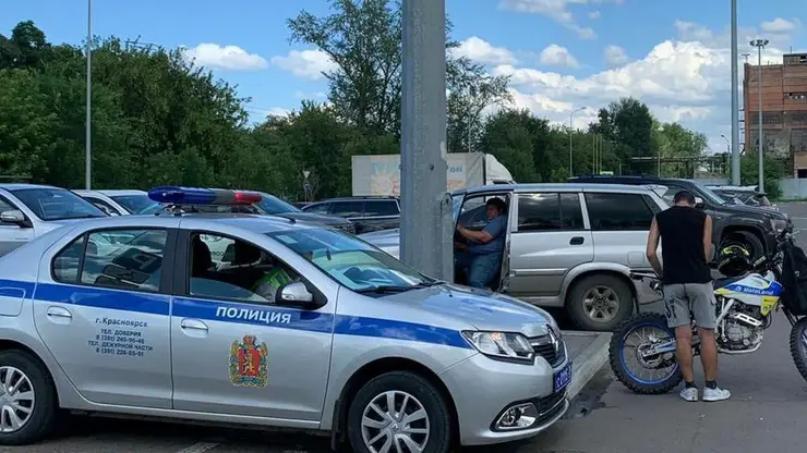 В Красноярске водитель мотоцикла врезался в иномарку и сбил пенсионерку