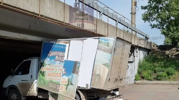 На острове Татышев под мостом застрял фургон