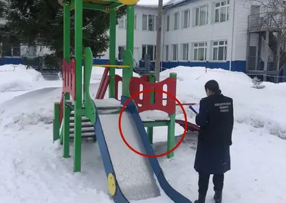Ребенок застрял в игровом комплексе на площадке в детском саду Лесосибирска: мальчика госпитализировали с тяжелыми травмами