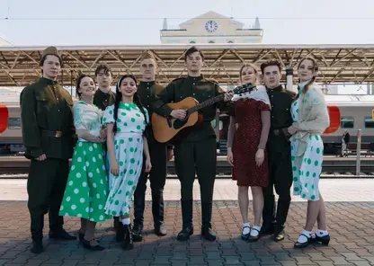 В Красноярске на Железнодорожном вокзале развернулось театрализованное шоу в честь Дня Победы