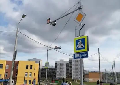 Рядом со школой № 156 в Солнечном Красноярска появились светофор, тротуар и парковка