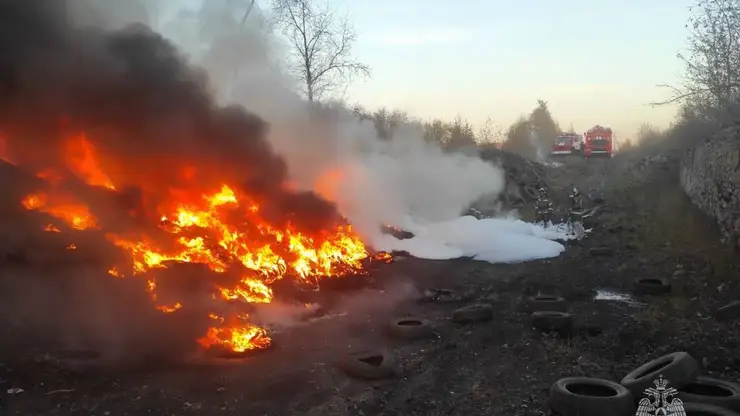 Пожарные в Иркутской области предотвратили крупный пожар на свалке автопокрышек