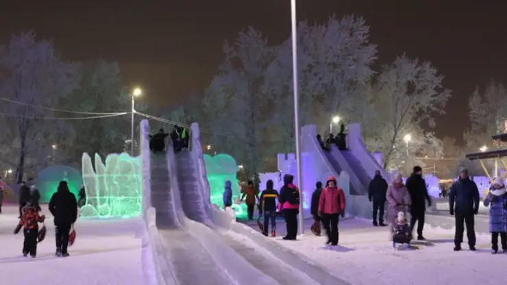 В красноярском Татышев-парке демонтируют ледовый городок