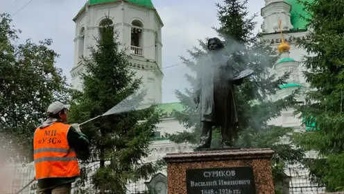 В Красноярске начали мыть памятники и скульптуры