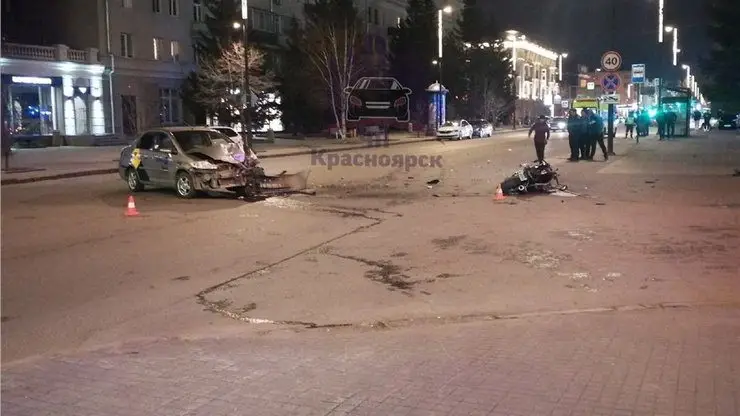В центре Красноярска таксист снес молодых парня и девушку на мотоцикле