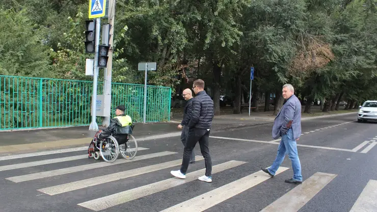 В Красноярске ремонт улицы Мечникова проверили общественные контроллеры