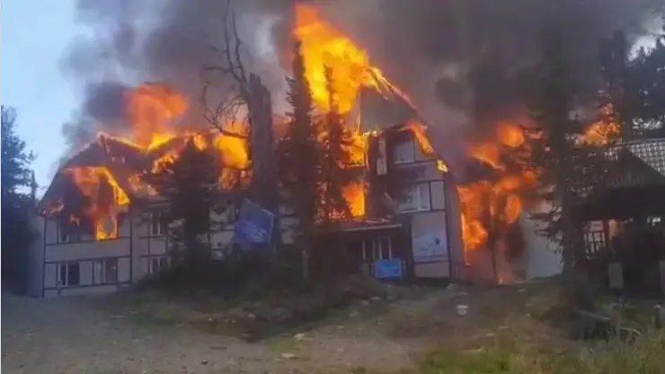 Гостевой дом сгорел на базе «Ергаки» в Красноярском крае