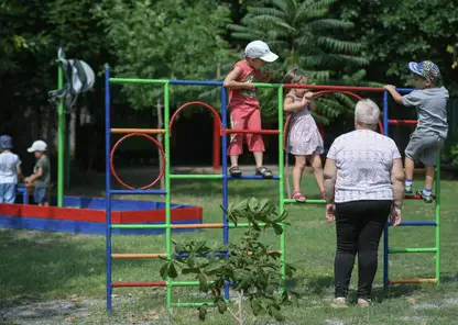 Жители Кемерово жалуются на экскременты на детской площадке