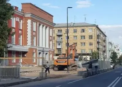 В Красноярске у снесенного здания кафе «Кантри» демонтируют бетонные блоки