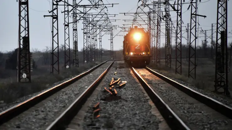 В Красноярском крае грузовой поезд протаранил зерновой бункер от комбайна