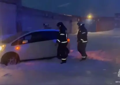 В Норильске пожарные помогли мужчине выбраться из снежного плена