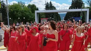 В Красноярске состоялось шествие женщин в красных платьях