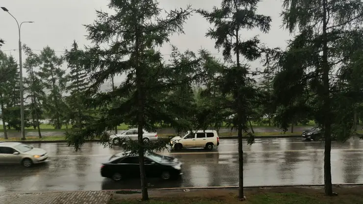 Красноярским автомобилистам в ГИБДД рассказали об особенностях вождения в дождь
