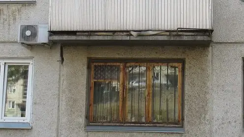 В Кемеровской области  в попытке сбежать из дома девочка спрыгнула с балкона