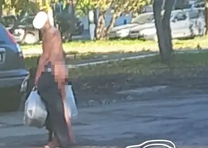 В Ачинске мужчина голышом гулял возле школы 