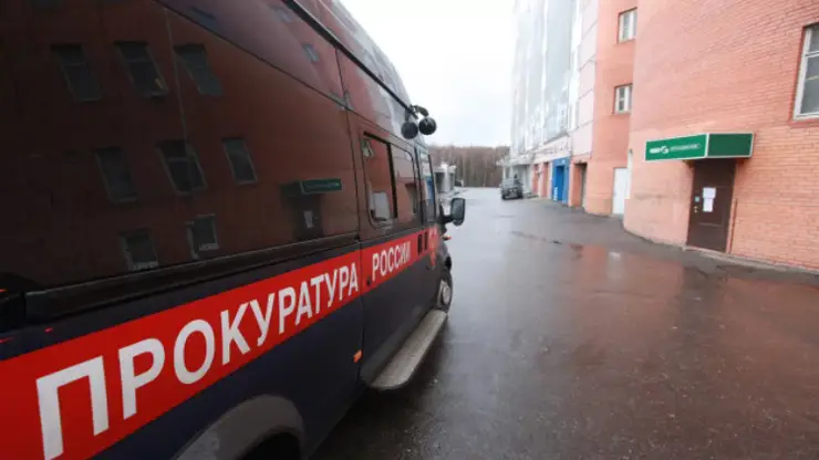 Прокуратура организовала проверку после падения футбольных ворот на 13-летнего подростка в Красноярске