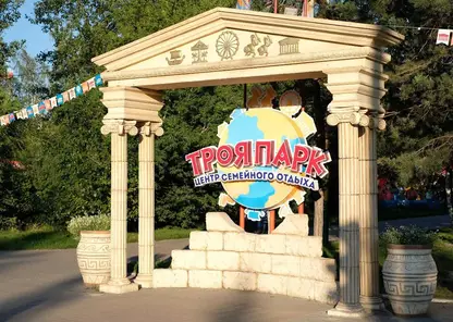 В Красноярске люди застряли на колесе обозрения в парке «Троя»