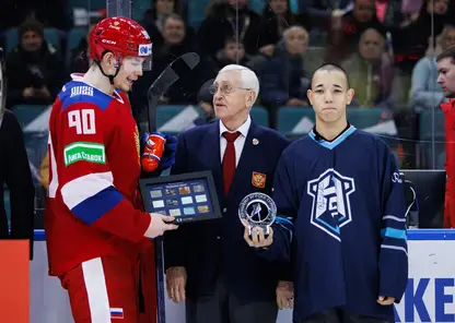 14-летний хоккеист из Норильска вручил награду лучшему игроку кубка Первого канала