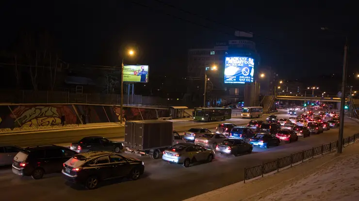 Красноярск встал в 7-балльные пробки и дороги на картах стали бордовыми