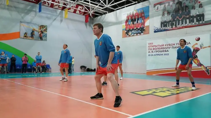 Мэр Красноярска Сергей Еремин зарубился в волейбол